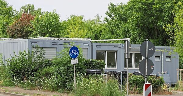 Wo heute noch Container provisorisch Geflüchteten Wohnraum bieten, könnten vier Mehrfamilienhäuser entstehen. Doch es gibt noch Wo heute noch Container provisorisch Geflüchteten Wohnraum bieten, könnten vier Mehrfamilienhäuser entstehen. Doch es gibt noch ungeklärte Fragen.