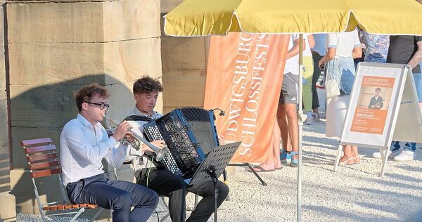 Klanggedicht im Abendlicht: Der Trompeter Robin Paillet und der Akkordeonist Rémi Briffault vor dem Seeschloss Monrepos. Klanggedicht im Abendlicht: Der Trompeter Robin Paillet und der Akkordeonist Rémi Briffault vor dem Seeschloss Monrepos.