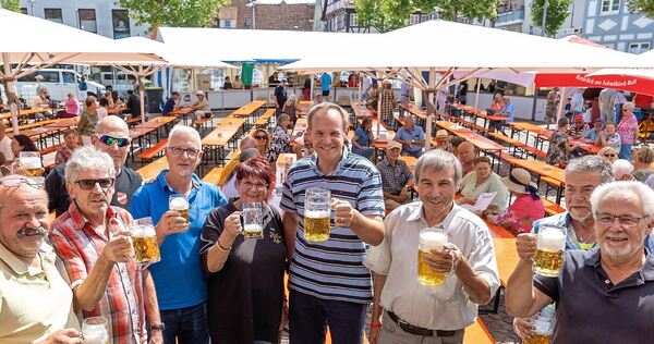 Frisch gezapft: So wird auf das Hemminger Fleckenfest angestoßen. Frisch gezapft: So wird auf das Hemminger Fleckenfest angestoßen.
