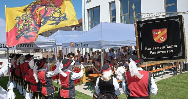 Der Fanfarenzug des Musikvereins Tamm spielt zur Eröffnung. Der Fanfarenzug des Musikvereins Tamm spielt zur Eröffnung.