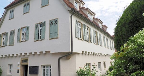 Ein Haus mit langer Geschichte: Das alte Pfarrhaus in Oßweil ist ein markantes Gebäude im Stadtteil. Das Erdgeschoss steht nun z Ein Haus mit langer Geschichte: Das alte Pfarrhaus in Oßweil ist ein markantes Gebäude im Stadtteil. Das Erdgeschoss steht nun zum Verkauf.