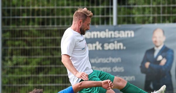 Kein Durchkommen: Leorant Marmullaku stoppt Heimerdingens Salvatore Pellegrino.Foto: Baumann Kein Durchkommen: Leorant Marmullaku stoppt Heimerdingens Salvatore Pellegrino.