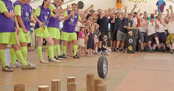 Bei der Ochsenolympiade ging es rund. Ausgelassen wurden die Treffer beim Rad-Kegeln bejubelt. Bei der Ochsenolympiade ging es rund. Ausgelassen wurden die Treffer beim Rad-Kegeln bejubelt.