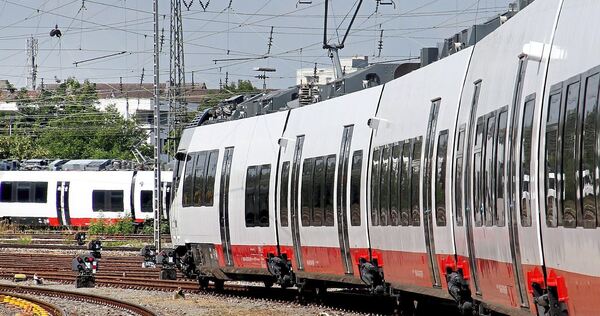 Züge im Österreich-Look verkehren gerade im Kreis und der Region – etwa in Bietigheim-Bissingen. Züge im Österreich-Look verkehren gerade im Kreis und der Region – etwa in Bietigheim-Bissingen.