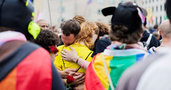 Auto fährt in Menschenmenge - CSD abgebrochen Auto fährt in Menschenmenge - CSD abgebrochen