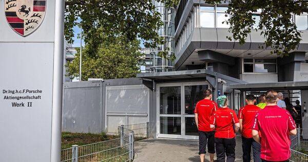Der Sport- und Geländewagenbauer Porsche streicht bis 2035 weitere 5.000 Stellen in der Region. Betroffen sind das Stammwerk in Der Sport- und Geländewagenbauer Porsche streicht bis 2035 weitere 5.000 Stellen in der Region. Betroffen sind das Stammwerk in Stuttgart-Zuffenhausen und das Entwicklungszentrum in Weissach.