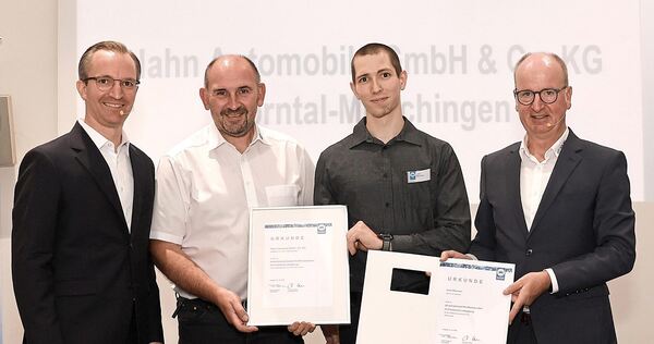 Leon Mommer wird als Prüfungsbester im Kreis Ludwigsburg ausgezeichnet. Auf dem Bild: Frank Boxler von Hahn Automobile (von link Leon Mommer wird als Prüfungsbester im Kreis Ludwigsburg ausgezeichnet. Auf dem Bild: Frank Boxler von Hahn Automobile (von links), Obermeister Frank Schnierle, Leon Mommer und Innungsgeschäftsführer Christian Reher.