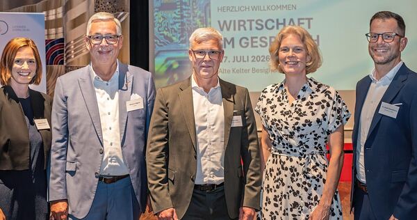 Ein erfolgreicher Abend für Moderatorin Constance Dada (von links), Landrat Dietmar Allgaier, Hanno Höhn (Mann+Hummel, Ludwigsbu Ein erfolgreicher Abend für Moderatorin Constance Dada (von links), Landrat Dietmar Allgaier, Hanno Höhn (Mann+Hummel, Ludwigsburg), Katharina Hölzle (Fraunhofer-Institut und Universität Stuttgart) und André Konzelmann (Firma Konzelmann, Löchgau).