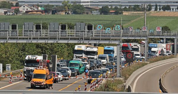 Nichts geht mehr für fast eine Stunde rund um den Engelbergtunnel. Nichts geht mehr für fast eine Stunde rund um den Engelbergtunnel.