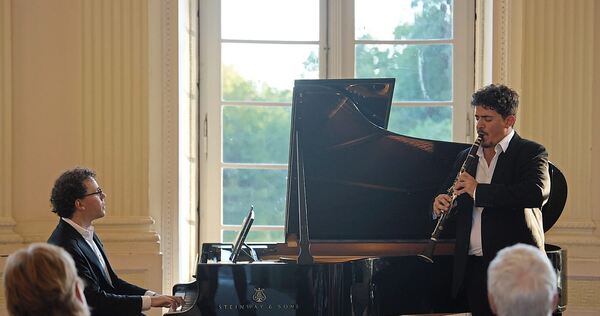 Der israelische Klarinettist Elad Navon mit seinem Bruder Itai am Steinway-Flügel im Seeschloss Monrepos. Der israelische Klarinettist Elad Navon mit seinem Bruder Itai am Steinway-Flügel im Seeschloss Monrepos.