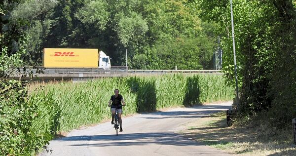 Für Radfahrer wurde der Wirtschaftsweg an der Kläranlage, der nach den Sommerferien auch von den Bussen genutzt wird, mit Schott Für Radfahrer wurde der Wirtschaftsweg an der Kläranlage, der nach den Sommerferien auch von den Bussen genutzt wird, mit Schotter verbreitert.