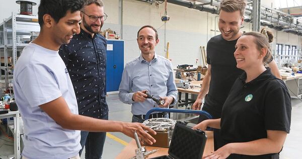 In der Mitte steht einer der beiden Firmengründer, um ihn herum Mitarbeiter: (von links) Taha Merchant, Philipp Altenhöfer, Luka In der Mitte steht einer der beiden Firmengründer, um ihn herum Mitarbeiter: (von links) Taha Merchant, Philipp Altenhöfer, Lukas Werling, Moritz vom Schemm und Sonja Hofmann in einer der Hallen, in der früher Mann+Hummel produzierte und heute ISPTec