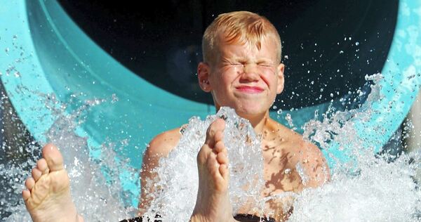 In den Sommerferien machen viele Familien einen Ausflug ins Freibad. In den Sommerferien machen viele Familien einen Ausflug ins Freibad.