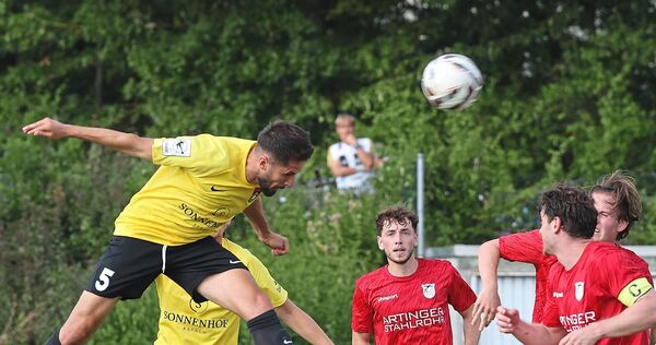 Der Anfang vom Löchgauer Ende: Kapitän Volkan Celiktas köpft unbedrängt das 1:0 für die SG Sonnenhof Großaspach. Rechts vorne ha Screenreader