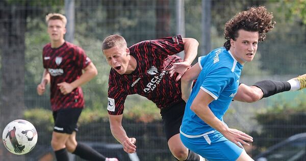 Der Kornwestheimer Gian Luca Altobelli (rechts) stoppt SGV-Profi Michael Martin. Screenreader