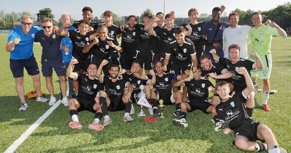 Umjubelter Sieg: Betreuer und Spieler der Spvgg Besigheim freuen sich über den Sieg beim NEB-Cup 2026