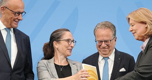 Constanze Janda (2.v.li.) und Frank-Jürgen Weise (2.v.r) von der Rentenkommission übergeben den Bericht der Experten an Bundeska Constanze Janda (2.v.li.) und Frank-Jürgen Weise (2.v.r) von der Rentenkommission übergeben den Bericht der Experten an Bundeskanzler Friedrich Merz (CDU) und Bärbel Bas (SPD). Merz und Bas wollen die Vorschläge der Fachleute in ihrer Rentenreform um