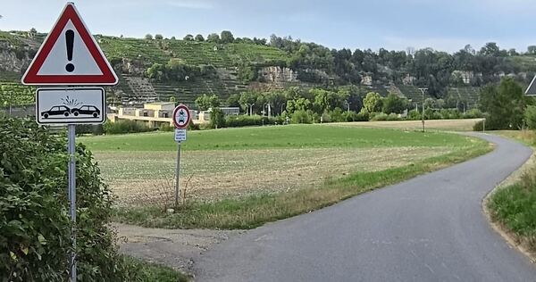 In einer der unteren Rechtskurven des Wirtschaftswegs zur Staustufe Poppenweiler weist nun ein Schild auf eine „Allgemeine Gefah In einer der unteren Rechtskurven des Wirtschaftswegs zur Staustufe Poppenweiler weist nun ein Schild auf eine „Allgemeine Gefahrenstelle“ hin. Das bedeutet: vorsichtig fahren und die Geschwindigkeit reduzieren. Das Zusatzschild darunter, auf dem zwe