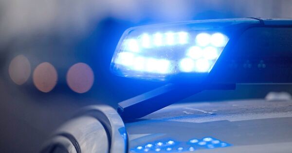 Das Blaulicht eines Polizeifahrzeugs blinkt. Das Blaulicht eines Polizeifahrzeugs blinkt.