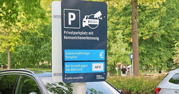 Nicht zu übersehen sind die Schilder auf dem Parkplatz an der Domäne Monrepos. Nicht zu übersehen sind die Schilder auf dem Parkplatz an der Domäne Monrepos.