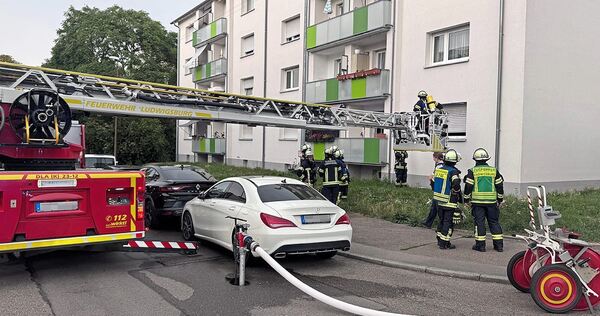 In der Reichenberger Straße brannte ein Rollladenkasten. Insgesamt waren deswegen 31 Feuerwehrkräfte im Einsatz. In der Reichenberger Straße brannte ein Rollladenkasten. Insgesamt waren deswegen 31 Feuerwehrkräfte im Einsatz.