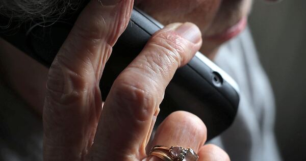 Betrüger melden sich oft telefonisch bei älteren Menschen. Betrüger melden sich oft telefonisch bei älteren Menschen.