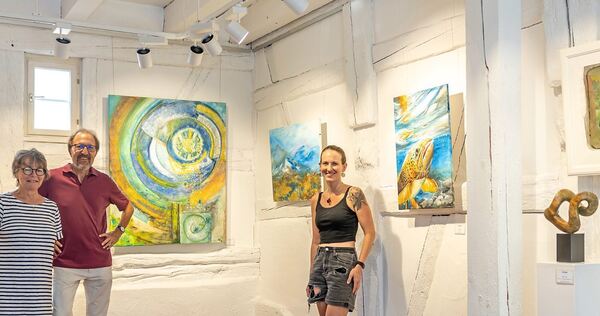 Vielfältiges Patchwork: Die Mitgliederausstellung des Ditzinger Kunstvereins in der Galerie am Laien, hier präsentiert von Katri Vielfältiges Patchwork: Die Mitgliederausstellung des Ditzinger Kunstvereins in der Galerie am Laien, hier präsentiert von Katrin Groshaupt, Günter Sessel-Zimmermann und Stefanie Schlosser (von links).