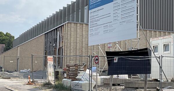 An einem Abschnitt der Fassade des Neubaus klafft eine Lücke, was für Irritationen sorgte. Die gab es auch bei der Stadt nach Be An einem Abschnitt der Fassade des Neubaus klafft eine Lücke, was für Irritationen sorgte. Die gab es auch bei der Stadt nach Bekanntwerden geänderter Vorgaben.