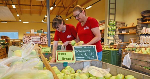 In der Kirchheimer Obsthalle liegen Äpfel zum Verkauf bereit. Obstbauern werben für den Kauf regionaler Früchte. In der Kirchheimer Obsthalle liegen Äpfel zum Verkauf bereit. Obstbauern werben für den Kauf regionaler Früchte.