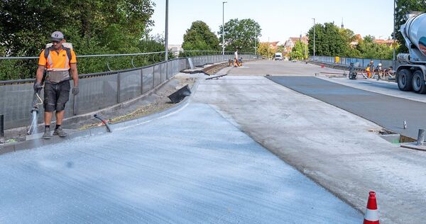 Auch auf der Kreuzung der B27 mit der Auwiesenbrücke (Hintergrund) wird ein spezielles Material mit Fasern aufgebracht, das mehr Auch auf der Kreuzung der B27 mit der Auwiesenbrücke (Hintergrund) wird ein spezielles Material mit Fasern aufgebracht, das mehr Langlebigkeit bringen soll.
