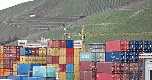 Im Stuttgarter Hafen stapeln sich Container. Im Stuttgarter Hafen stapeln sich Container.