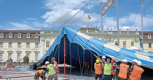 Mit vereinten Kräften wird das Zirkuszelt aufgebaut. Mit vereinten Kräften wird das Zirkuszelt aufgebaut.