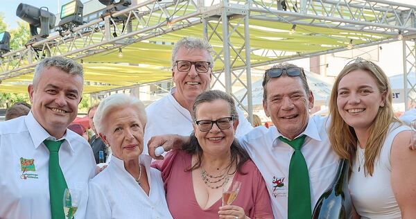 Die 45. Weinlaube ist eröffnet. Das Bild zeigt (von links) Andreas Geraci, Anke Neises, Peter Buhl, Erste Bürgermeisterin Renate Die 45. Weinlaube ist eröffnet. Das Bild zeigt (von links) Andreas Geraci, Anke Neises, Peter Buhl, Erste Bürgermeisterin Renate Schmetz, Andreas Seybold und Weinprinzessin Anna Maria Joos.