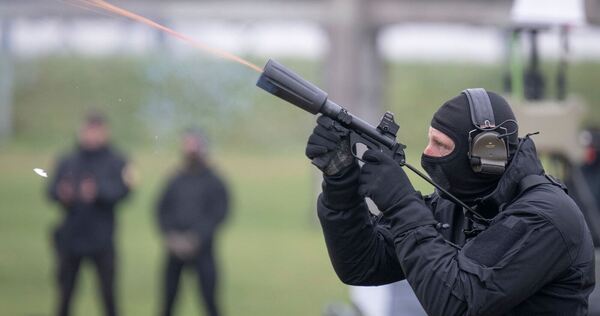 Drohnenabwehr durch Spezialkräfte der Polizei Drohnenabwehr durch Spezialkräfte der Polizei