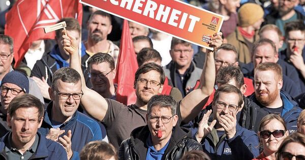 Im Frühjahr in Berlin protestieren IAV-Beschäftigte gegen die Pläne der Unternehmensleitung. Im Frühjahr in Berlin protestieren IAV-Beschäftigte gegen die Pläne der Unternehmensleitung.