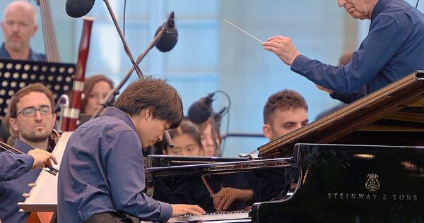 Höchste Konzentration: Auch der Pianist Kit Armstrong und Dirigent Jan Caeyers mit seinem Le Concert Olympique, hier am dritten Höchste Konzentration: Auch der Pianist Kit Armstrong und Dirigent Jan Caeyers mit seinem Le Concert Olympique, hier am dritten Abend des Monrepos Open Air, trugen zu einer gelungenen Saison 2026 bei.