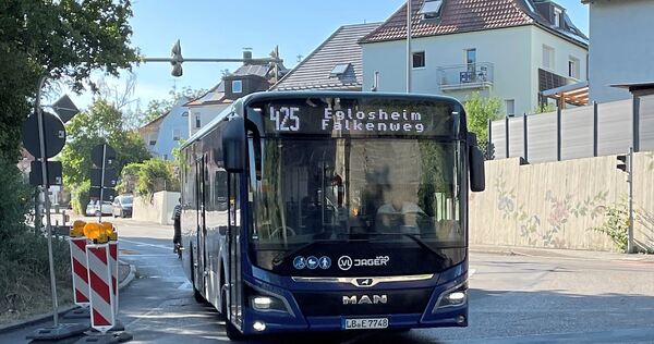 Ausschließlich Busse dürfen die August-Bebel-Straße in beide Richtungen befahren. Ausschließlich Busse dürfen die August-Bebel-Straße in beide Richtungen befahren.