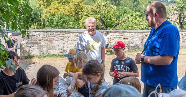 Oberbürgermeister Jürgen Kessing beim Besuch der Stadtranderholung in Bissingen. Oberbürgermeister Jürgen Kessing beim Besuch der Stadtranderholung in Bissingen.