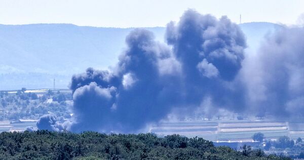 Brennende Flaschen sorgen für starke Rauchentwicklung Brennende Flaschen sorgen für starke Rauchentwicklung