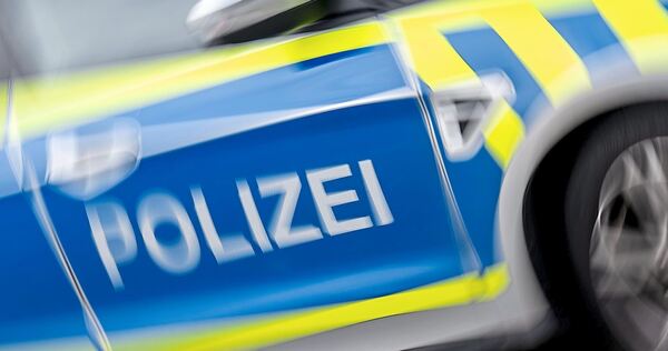 Polizeifahrzeug im Einsatz. Polizeifahrzeug im Einsatz.