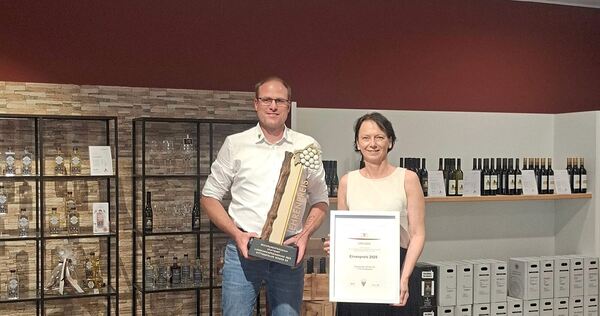 Der Vorstandsvorsitzende der Bottwartaler Winzer, Immanuel Gröninger, nahm von Regierungspräsidentin Susanne Bay die Auszeichnun Der Vorstandsvorsitzende der Bottwartaler Winzer, Immanuel Gröninger, nahm von Regierungspräsidentin Susanne Bay die Auszeichnung entgegen.