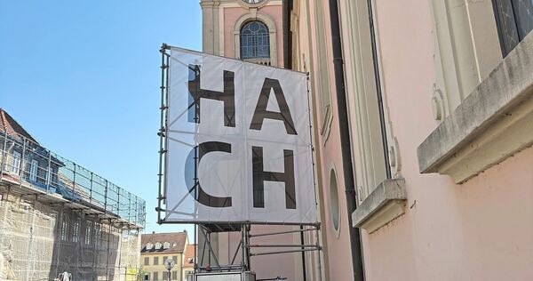 Das große Banner an der Stadtkirche sorgt für Aufmerksamkeit. Das große Banner an der Stadtkirche sorgt für Aufmerksamkeit.