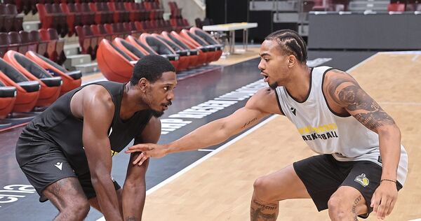 Ish Leggett (rechts, im Duell mit Darius Perry) will laut eigener Aussage „ein defensiver Killer“ sein. Ish Leggett (rechts, im Duell mit Darius Perry) will laut eigener Aussage „ein defensiver Killer“ sein.