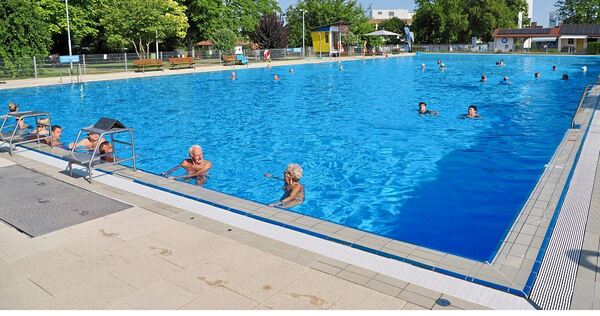 Entspanntes Schwimmen: Das Mehrzweckbecken ist 50 Meter lang und 20 Meter breit. Entspanntes Schwimmen: Das Mehrzweckbecken ist 50 Meter lang und 20 Meter breit.