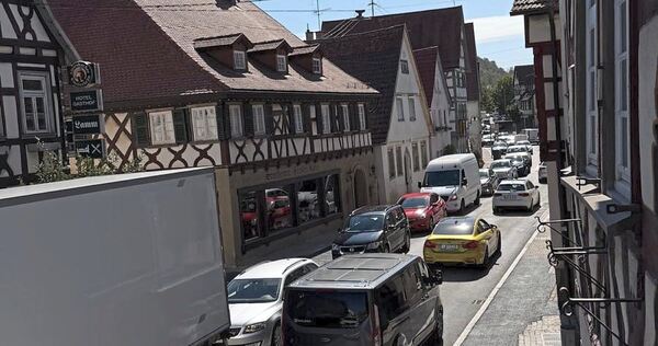 In Steinheim staut sich der Verkehr auf der kompletten Marktstraße. In Steinheim staut sich der Verkehr auf der kompletten Marktstraße.