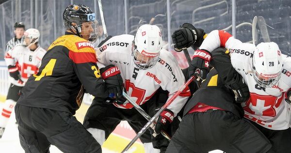 Großer Auftritt im Nationaltrikot: Steelers-Verteidiger Maksim Hanzek (links) beim Duell mit der Schweiz in Edmontons Multifunkt Screenreader