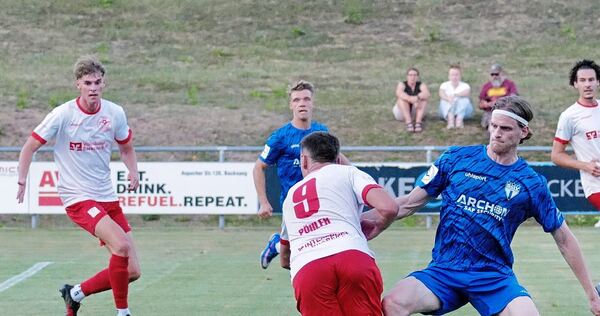 Elfmeter: Heilbronn-Freibergs Scott Kenedy (r.) bringt Tim Pöhler zu Fall. Foto: Herbert Schmerbeck Elfmeter: Heilbronn-Freibergs Scott Kenedy (r.) bringt Tim Pöhler zu Fall.