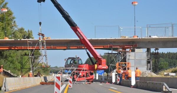 Stahlträger stürzt auf A81 Stahlträger stürzt auf A81