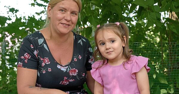 Meva und Daniela Odenwälder. Die erfahrene Erzieherin leitet das Kinderhaus Violetta. Meva und Daniela Odenwälder. Die erfahrene Erzieherin leitet das Kinderhaus Violetta.