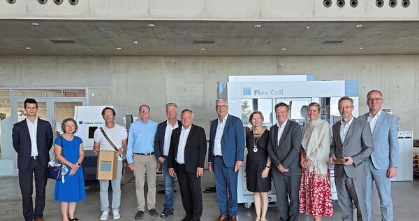 Tamás Major, Geschäftsführer Trumpf Hungary (6. von links), hat die Delegation mit Landrat Dietmar Allgaier (7. von links) in de Tamás Major, Geschäftsführer Trumpf Hungary (6. von links), hat die Delegation mit Landrat Dietmar Allgaier (7. von links) in der Südosteuropa-Zentrale des Unternehmens in Gödöllő (Komitat Pest) empfangen.